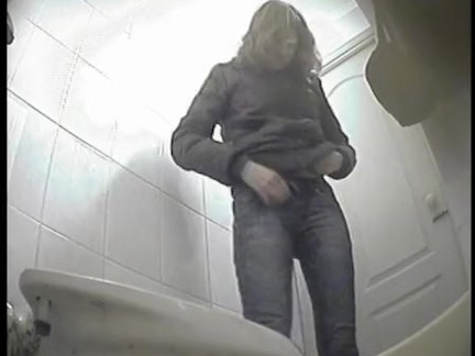 Voyeur pissing 69